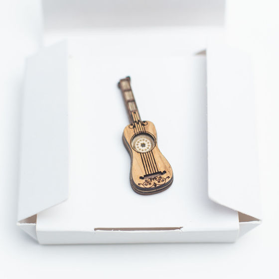 BeWooden brooch – Baroque guitar