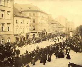 Photo from the funeral procession of Antonín Dvořák (Prague, Charles Square)