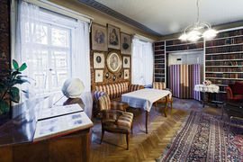 Guided tours through the historic interior of the Náprstek Museum Library