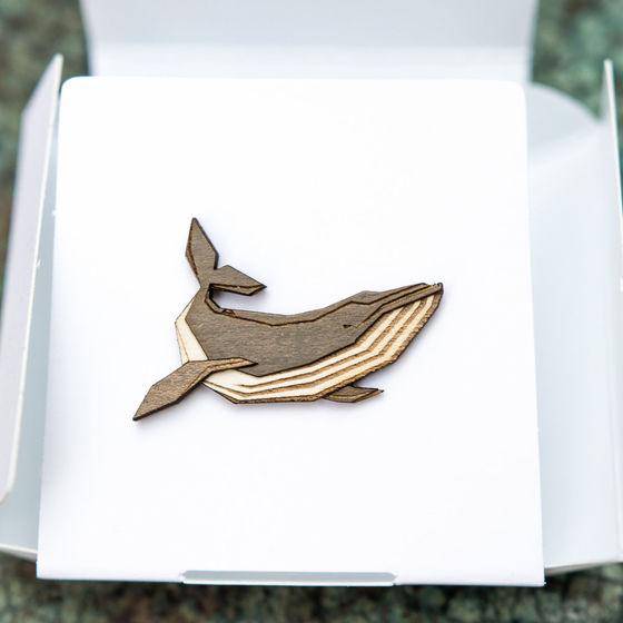 BeWooden brooch – Fin whale