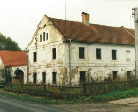 Hradiště – Líčov, obec Benešov nad Černou, okres Český Krumlov – při silnici mezi obcemi uzavřená čtyřboká kamenná usedlost, foto L. Procházka