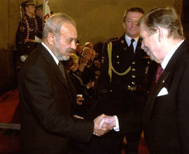 Prezident České republiky Václav Havel uděluje Ing. Karlu Holomkovi Medaili Za zásluhy III. stupně (státní vyznamenání), 2002. Foto: Pavel Štecha.