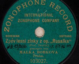 Etiketa gramofonové desky značky Zonophone Record s první nahrávkou árie lesní žínky v podání Málky Bobkové, 1903
