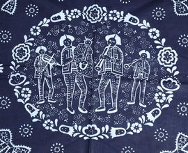 Šátek modrotiskový, motiv medailón z květin, hrající muzikanti-dudy, housle a píšťaly, svázané stužky, květy, Německo, Sasko, Lužice, 80. léta 20. století, H4-102118