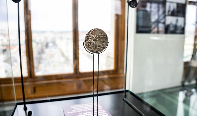 Národní muzeum získalo darem zlatou medaili československé olympijské diskařky Olgy Fikotové-Connollyové a poprvé v historii ji vystaví