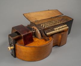 Niněra, anonym, 1. polovina 19. století, inv. č. E 454. První nástroj, který si Buchtel pořídil do své sbírky. 