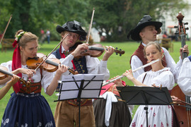 Národopis open air zaplnil Kinského zahradu