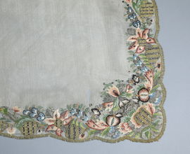 Šátek z bílého hedvábí, vyšívaný hedvábím a zlatou dracounovou nití, motiv květiny, Čechy neurčené – město, unikát, pochází z roku 1800, H4-NČ-6133