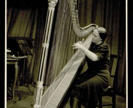 Marie Zunová hraje na besedním úterku ve dvoraně Umělecké besedy, rok 1944. NM-ČMH F 5817