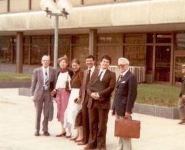 Před Palácem kultury (dnešní Kongresové centrum Praha) během konference o Dvořákových operách v roce 1983: John Clapham, Jaroslava Dobrinčičová, Lucinda Houtchensová, Alan Houtchens, Jan Smaczny, Jarmil Burghauser 