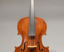 Viola pomposa, Josef Metelka, Paseky nad Jizerou, 1868. Národní muzeum – České muzeum hudby, inv. č. E 629.