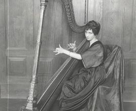 Harfistka Marie Zunová (1897–1961), skleněný negativ 1920 (NM ČMH, př. č. 20/2001)