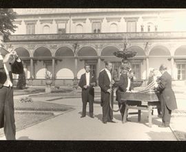 Pražští madrigalisté před Zpívající fontánou v Královské zahradě Pražského hradu. Na regál hraje Miroslav Venhoda. Fotografie z 1967