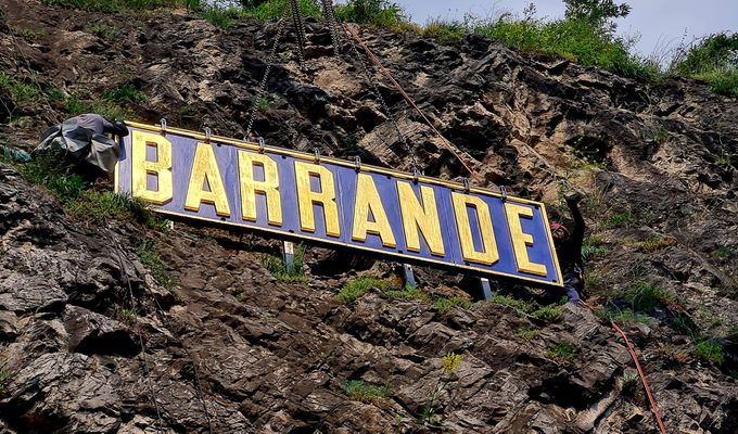 Národní muzeum vrátilo zrestaurovanou historickou pamětní desku BARRANDE zpět na Barrandovské skály