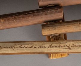 Detail Buchtelova vlastnoručního nápisu na xylofonu: „Mein eigenhandiges Fabrikat 1830. Anton Buchtel Cooperator in Kloesterle“