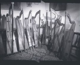 Sbírka lidových harf M. Zunové-Skalské v jejím bytě. NM-ČMH, J 5342