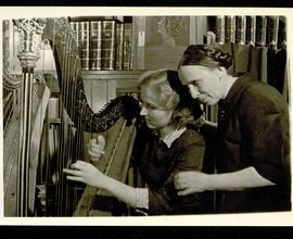 Marie Zunová-Skalská při výuce na háčkovou harfu „městského“ typu (dnes NM-ČMH E 2006), Praha, 1957 (?), fotografie NM-ČMH, F 12779