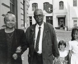 Milan Poštolka s manželkou Bělou a vnučkami, cca 1992–1993 (soukr.)