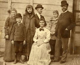 Antonín Dvořák s rodinou a přáteli v New Yorku, 1893, foto A. Baštýř, inv. č. S 2261093