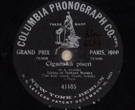 Etiketa gramofonové desky značky Columbia Phonograph Co. s nahrávkou písně Když mě stará matka (na etiketě pod názvem „Cigánská píseň“) v podání Otakara Mařáka (1872–1939), 1905. Tento všestranný pěvec s operním, ale také koncertním repertoárem se velmi angažoval v rozvíjejícím se gramofonovém průmyslu, o čemž svědčí desítky nahrávek u řady gramofonových společností (The Gramophone Company, Columbia, Odeon a další).