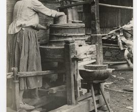 Technologie podomáckého mletí obilí – mlýnec na nožní pohon, 1926, Nový Hrozenkov, Morava. Foto: V. Fabian.