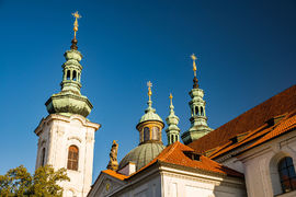 Procházky barokní Prahou: Benediktinský klášter v Břevnově a poutní areál Panny Marie Vítězné na Bílé Hoře