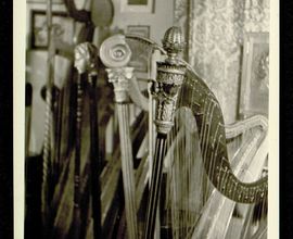 Pohled na harfy v bytě Marie Zunové (v popředí „městská“ háčková harfa), Praha, 1957 (?), NM-ČMH F 4246