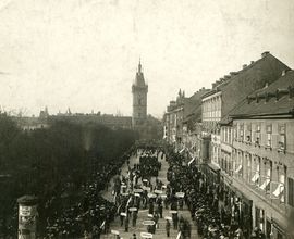 Fotografie z pohřebního průvodu Antonína Dvořáka (Praha, Karlovo náměstí)