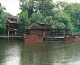 Kolárovo, okres Komárno, SR – lodní dřevěný mlýn na Malém Dunaji, před ústím do Váhu, foto L. Procházka, květen 2010