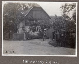 Studenti zaznamenávající exteriéry vesnických staveb při exkurzi v terénu do Pojizeří, 1926