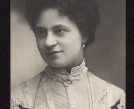 Málka (Amálie) Bobková (1874–1956) byla jednou z nejvýznamnějších operních pěvkyň počátku 20. století. Zároveň patřila mezi nejaktivnější pěvce nahrávající na gramofonové desky v počátcích zvukového průmyslu. Fotografie, autor neznámý, Praha, kol. 1900