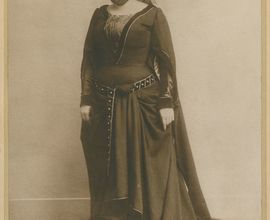 Růžena Maturová zpívala Miladu v Národním divadle v letech 1894–1909. Fotografie: J. F. Langhans, Praha, [po roce 1900]