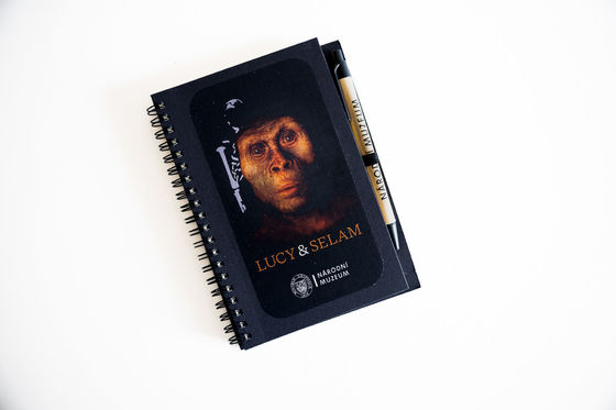 Poznámkový blok s perem s motivem „Lucy & Selam v Národním muzeu“