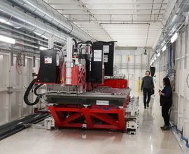 Detektory, které zachycují rentgenové záření prošlé skenovaným vzorkem. Vědci se v této experimentální místnosti pohybují, jen když umísťují vzorky. Po spuštění rentgenu musí být všichni ve vedlejší kontrolní místnosti, kde proces sledují kamerami.